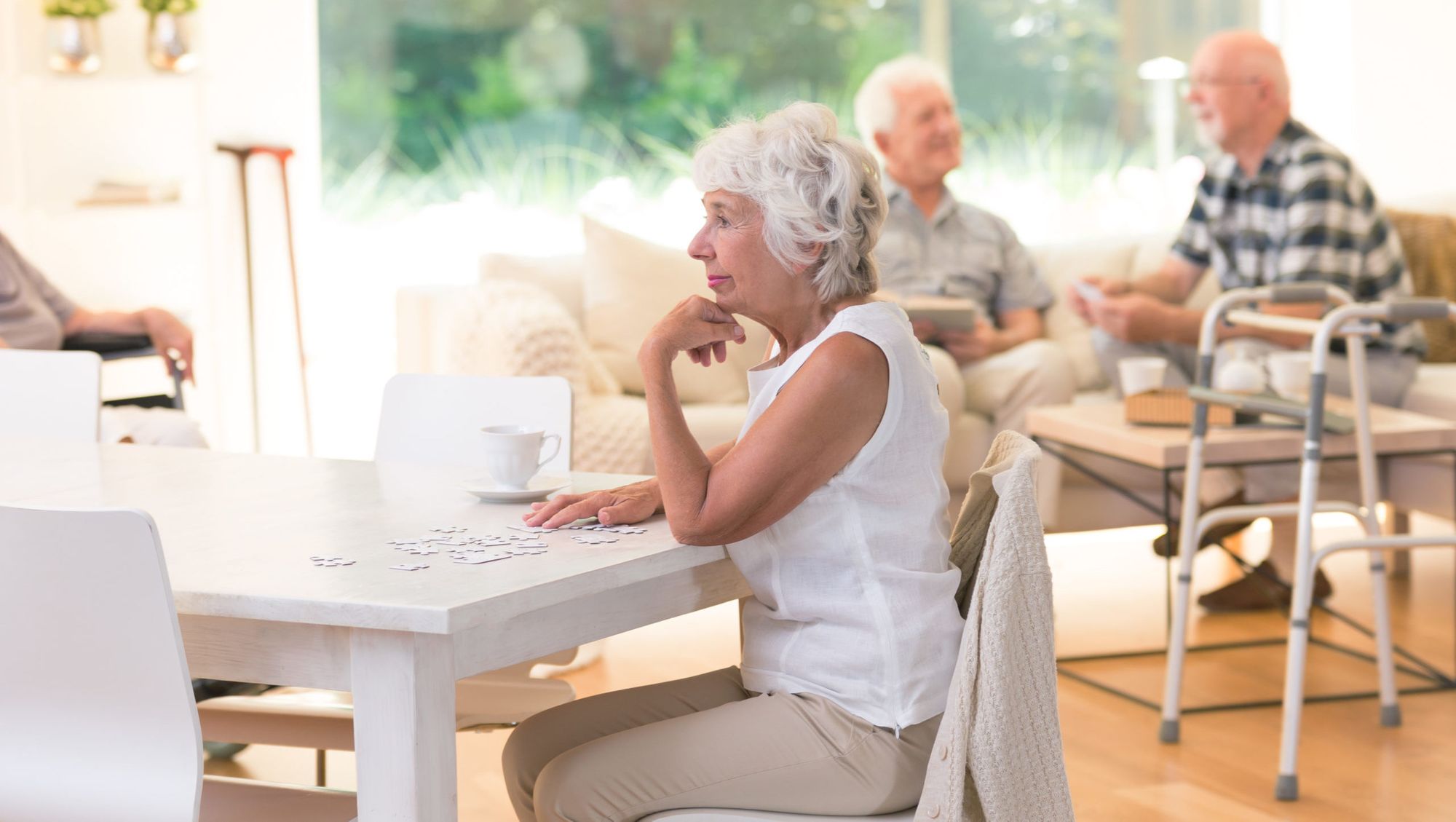 Den Senior zu Hause lassen oder ihn in ein Altersheim einweisen?