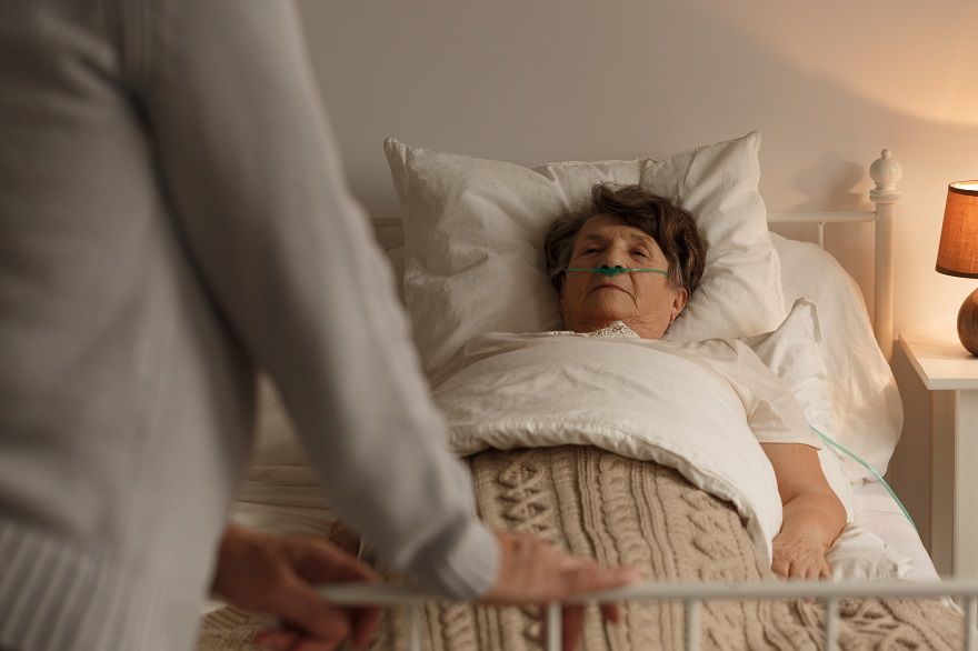 Troska i Współczucie: Jak Opiekować się Leżącym Seniorem