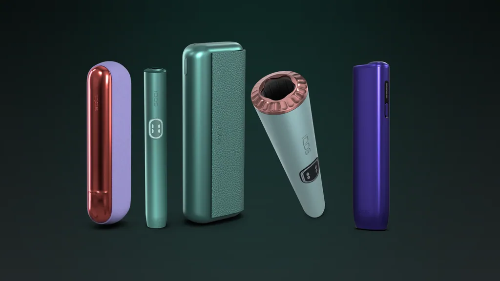 Render dei dispositivi IQOS ILUMA i generati dalla pipeline: cover laterale, holder, ring set e i ONE