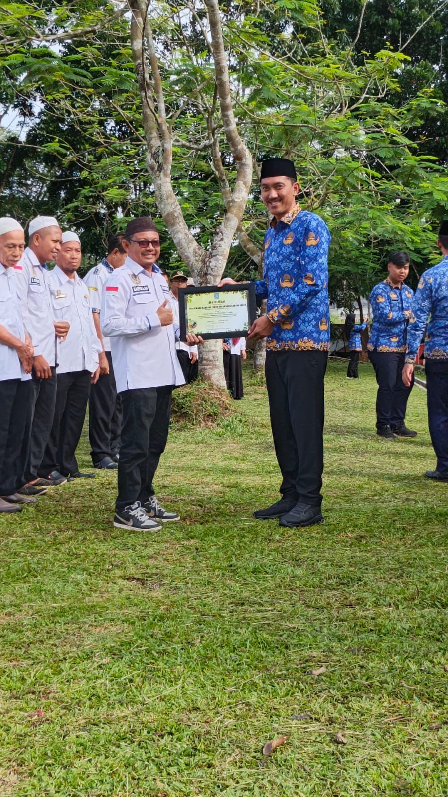 Penerimaan Penghargaan Dari Bapak Bupati H. Saidi Mansyur ke Desa Awang Bangkal Timur terhadap Kegiatan Program Kampung Iklim (PROKLIM)