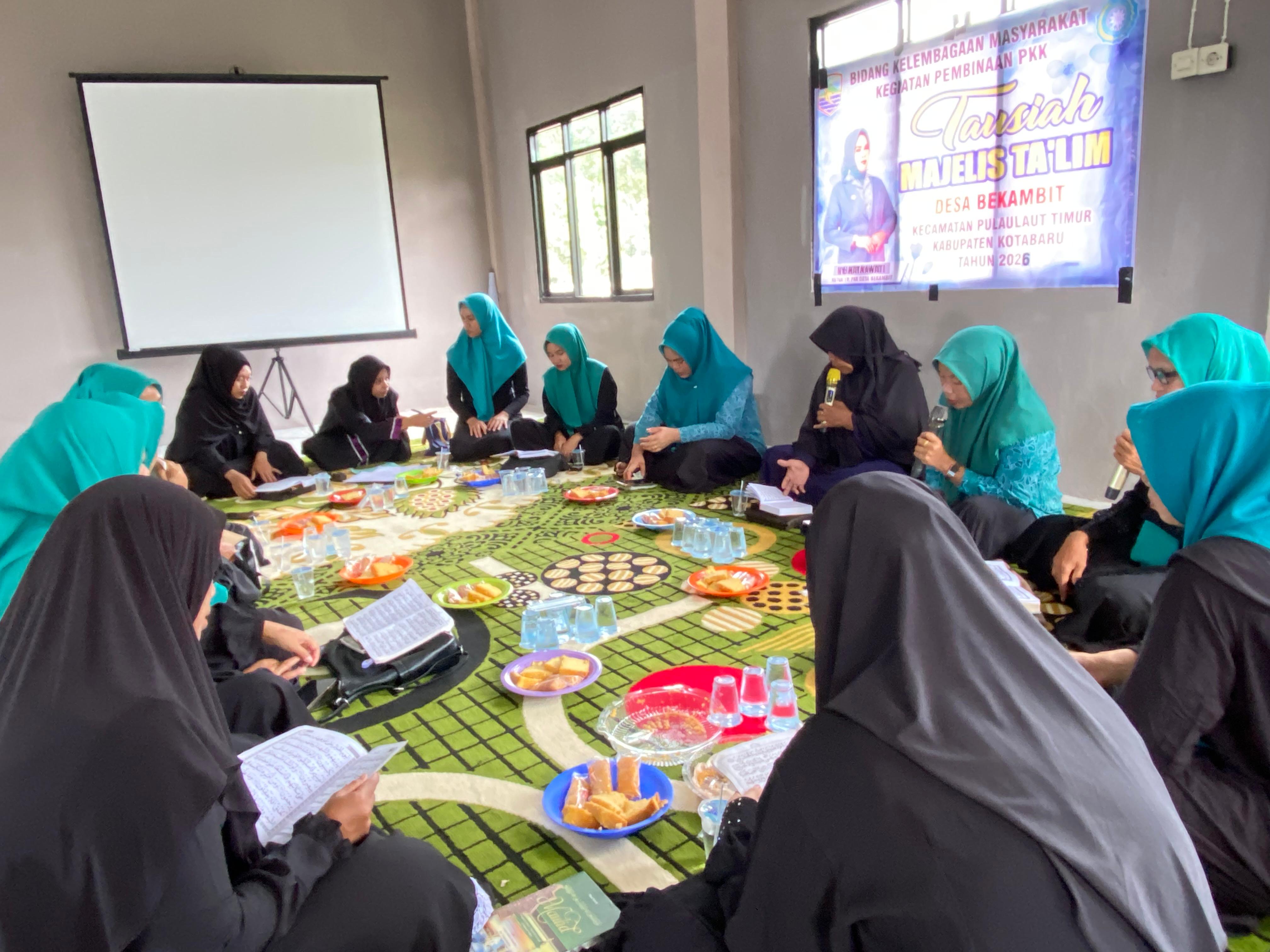 Rutinitas Bulanan Tausiah Majelis Taklim PKK Desa Bekambit Bersama Ketua TP.PKK  Desa Bekambit Beserta Anggotanya