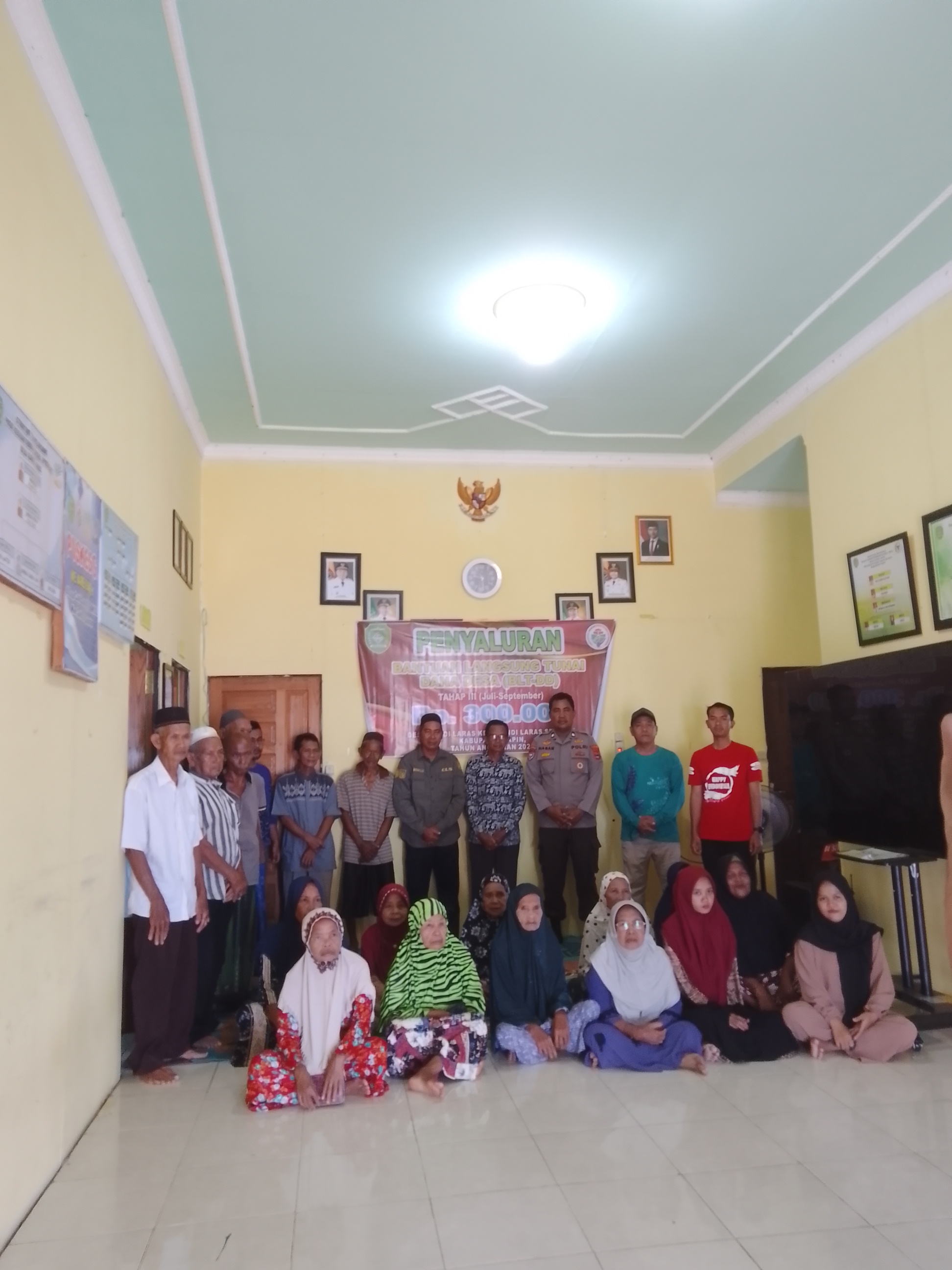 Penyaluran BLT-DD Tahap III Desa Candi Laras Tahun 2025