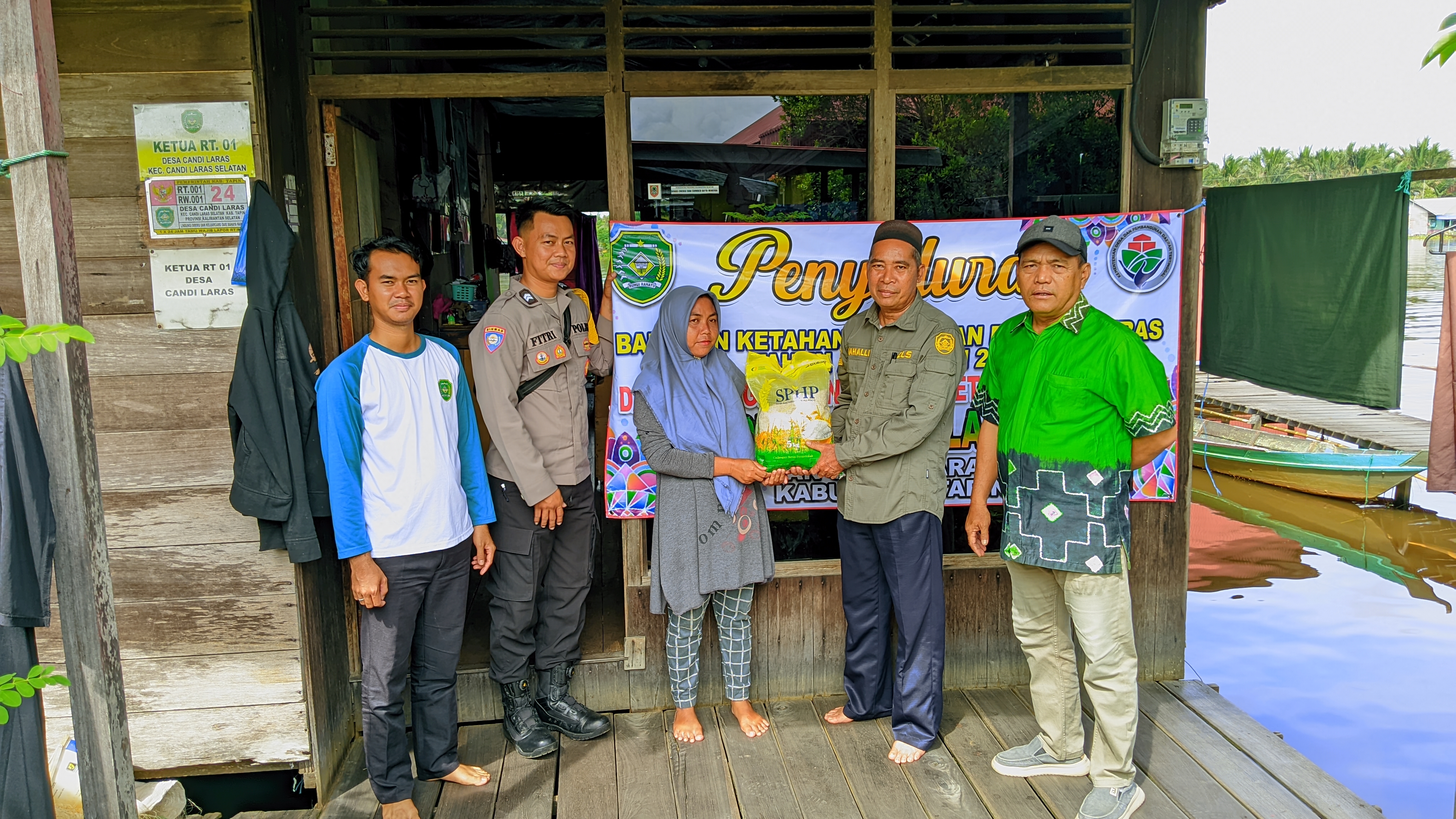 Penyaluran Beras untuk Warga Desa Candi Laras