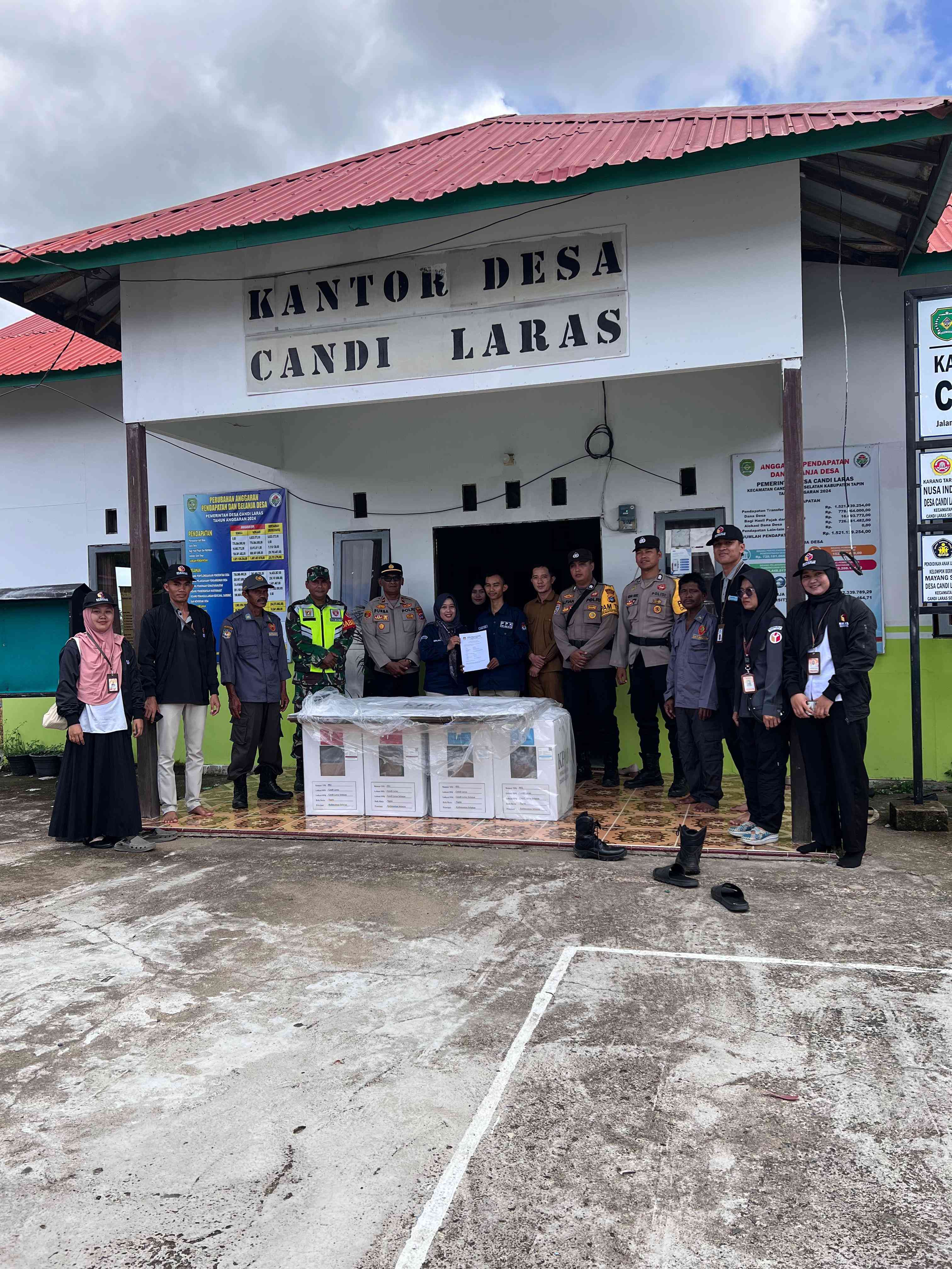 PENDISTRIBUSIAN LOGISTIK PILKADA 2024 DARI PPK KE PPS DESA CANDI LARAS
