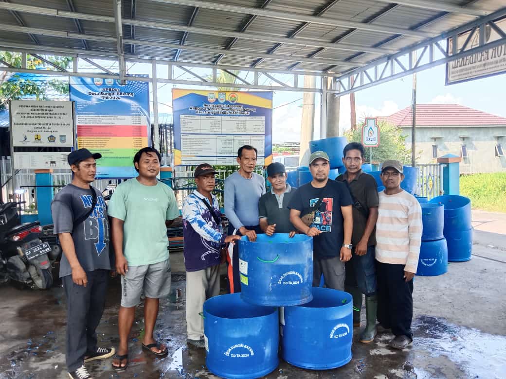 PENYERAHAN TEMPAT SAMPAH KEPADA KETUA RT DESA SUNGAI BAKUNG 