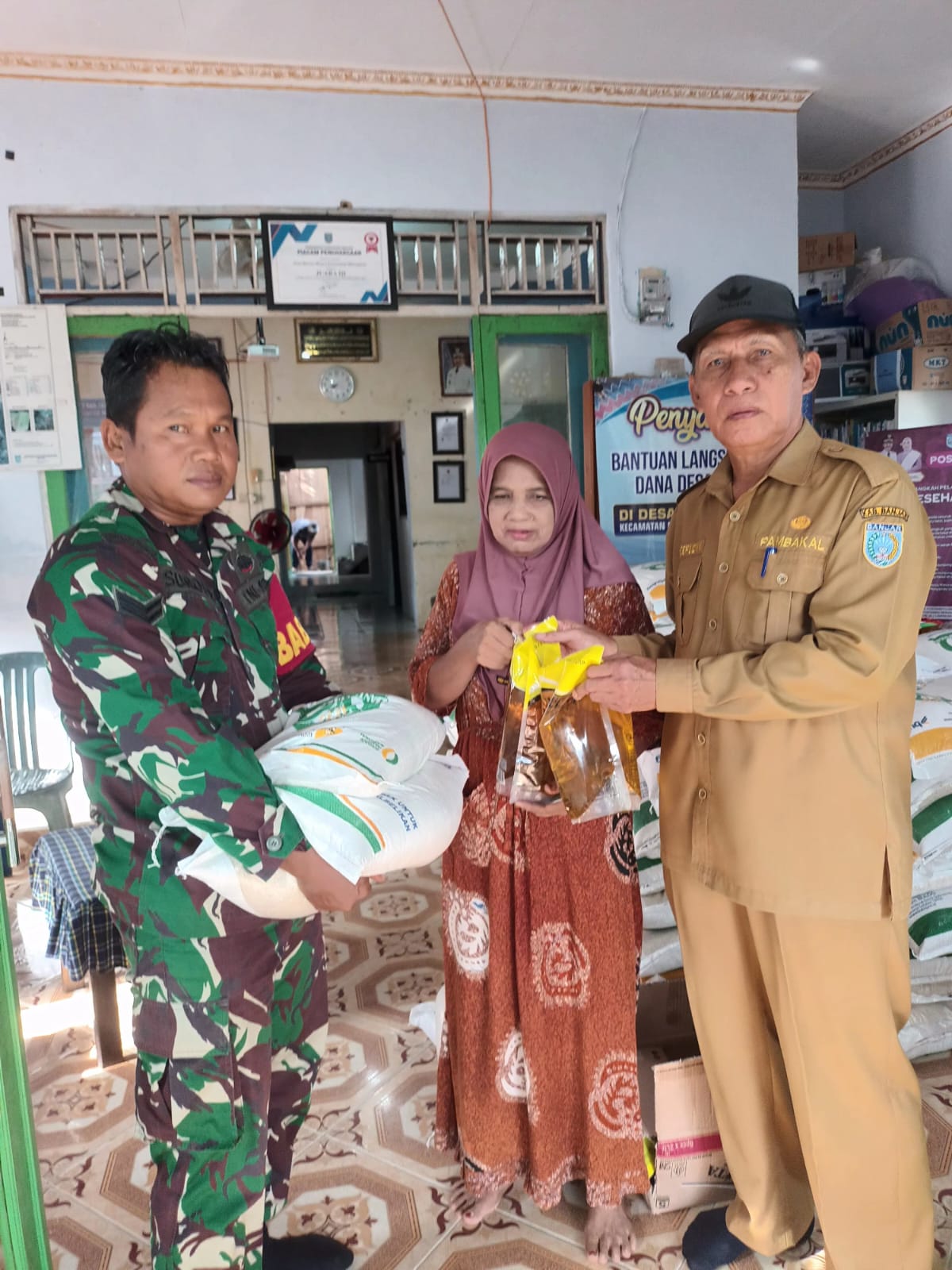 PENYALURAN BANTUAN BERAS DAN MINYAK UNTUK WARGA DESA