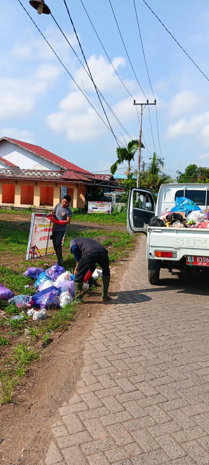 KEGIATAN RUTINITAS DESA SUNGAI BAKUNG DALAM MELAKUKAN KEGIATAN PENGAMBILAN SAMPAH DI HARI SELASA DAN JUM'AT