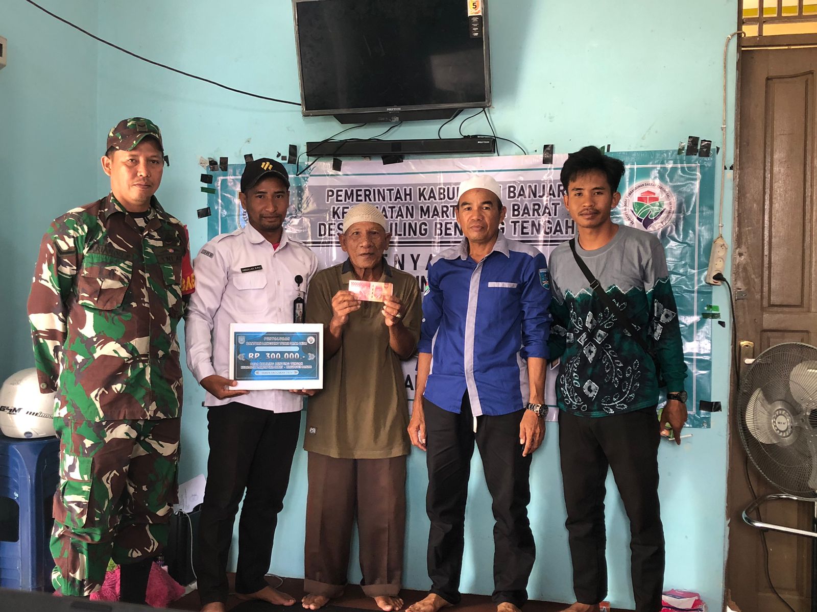 Pemerintah Desa Keliling Benteng Tengah Menyalurkan Bantuan Langsung Tunai (BLT) untuk Bulan Januari s/d Maret 2024