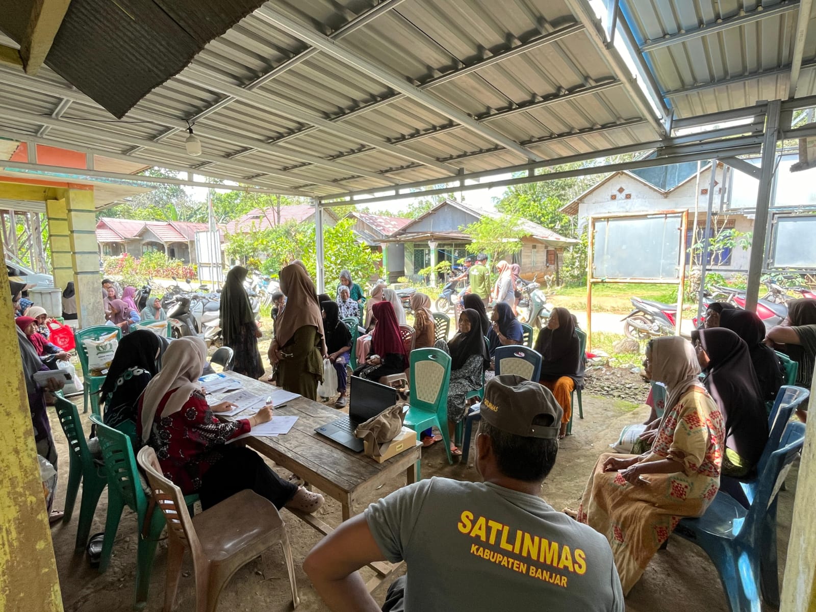 Penyerahan Bansos Minyak dan Beras