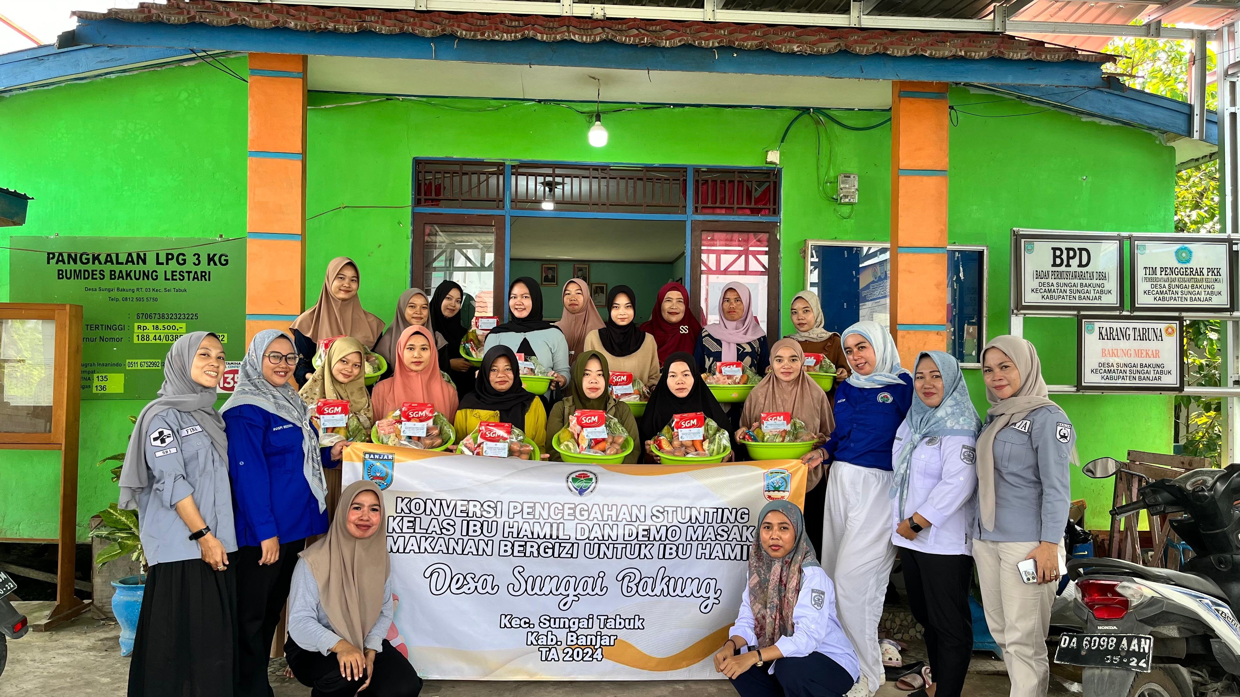 FOTO BERSAMA KEGIATAN KONVERSI PENCEGAHAN STUNTING KELAS IBU HAMIL DAN DEMO MASAK MAKANAN BERGIZI UNTUK IBU HAMIL