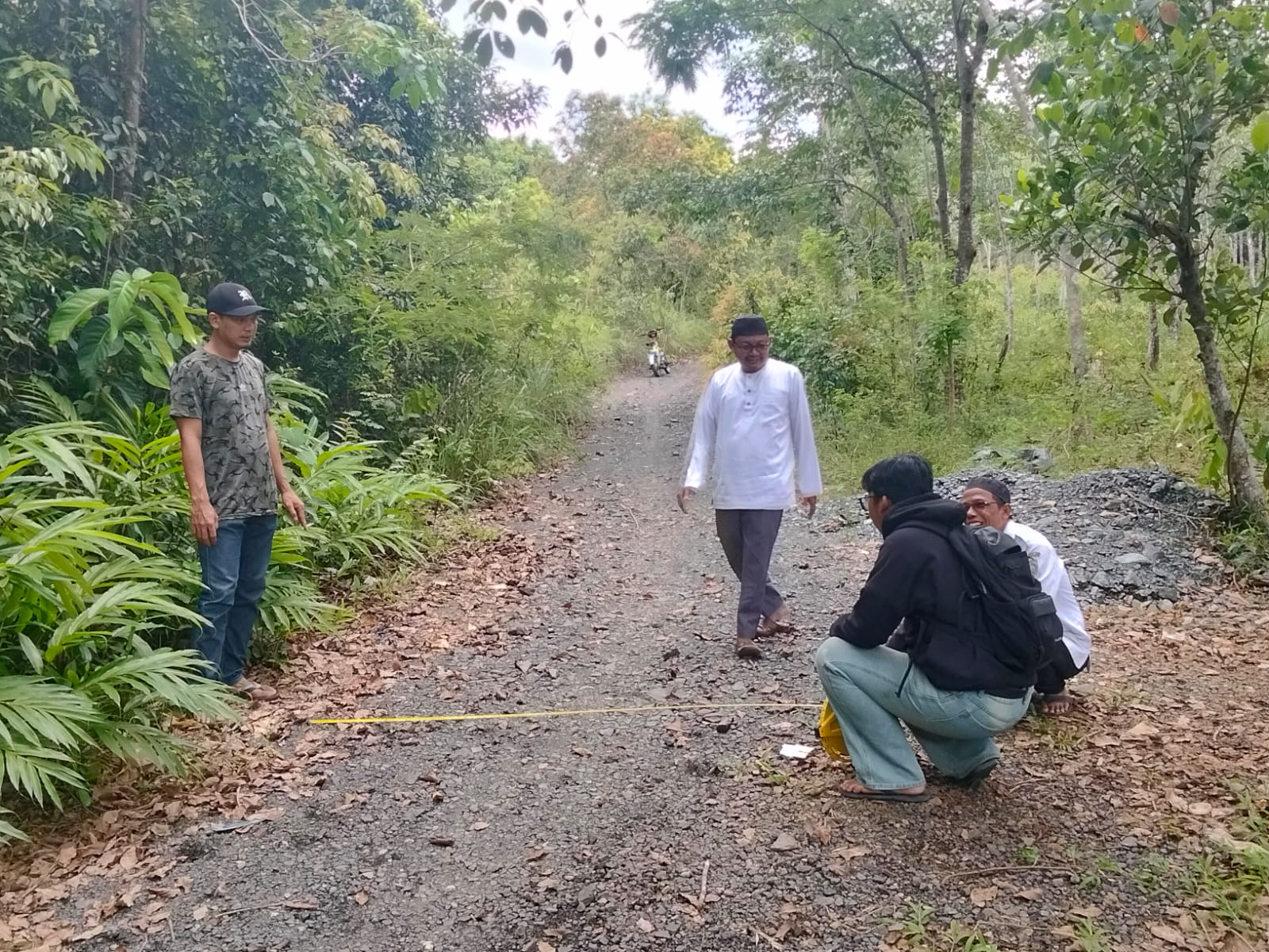   Survei lokasi jalan usaha tani desa Awang Bangkal Timur