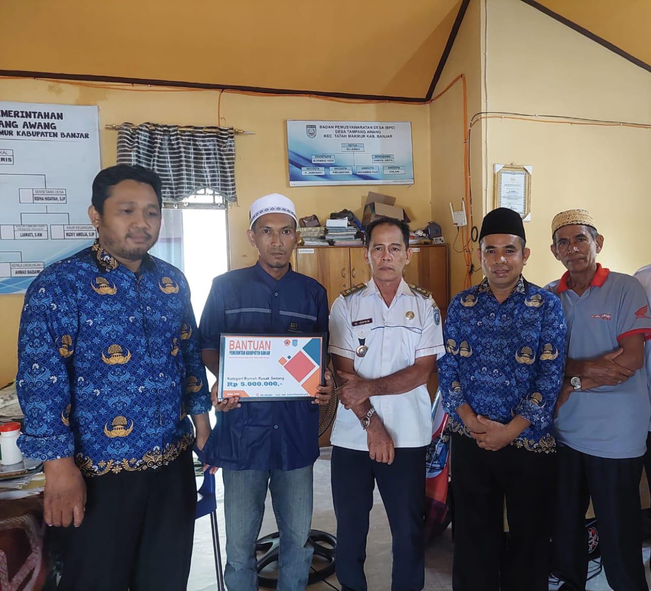 PENYERAHAN BANTUAN DARI DINAS BPBD KEPADA MASYARAKAT YANG TERKENA BENCANA ANGIN PUTING BELIUNG