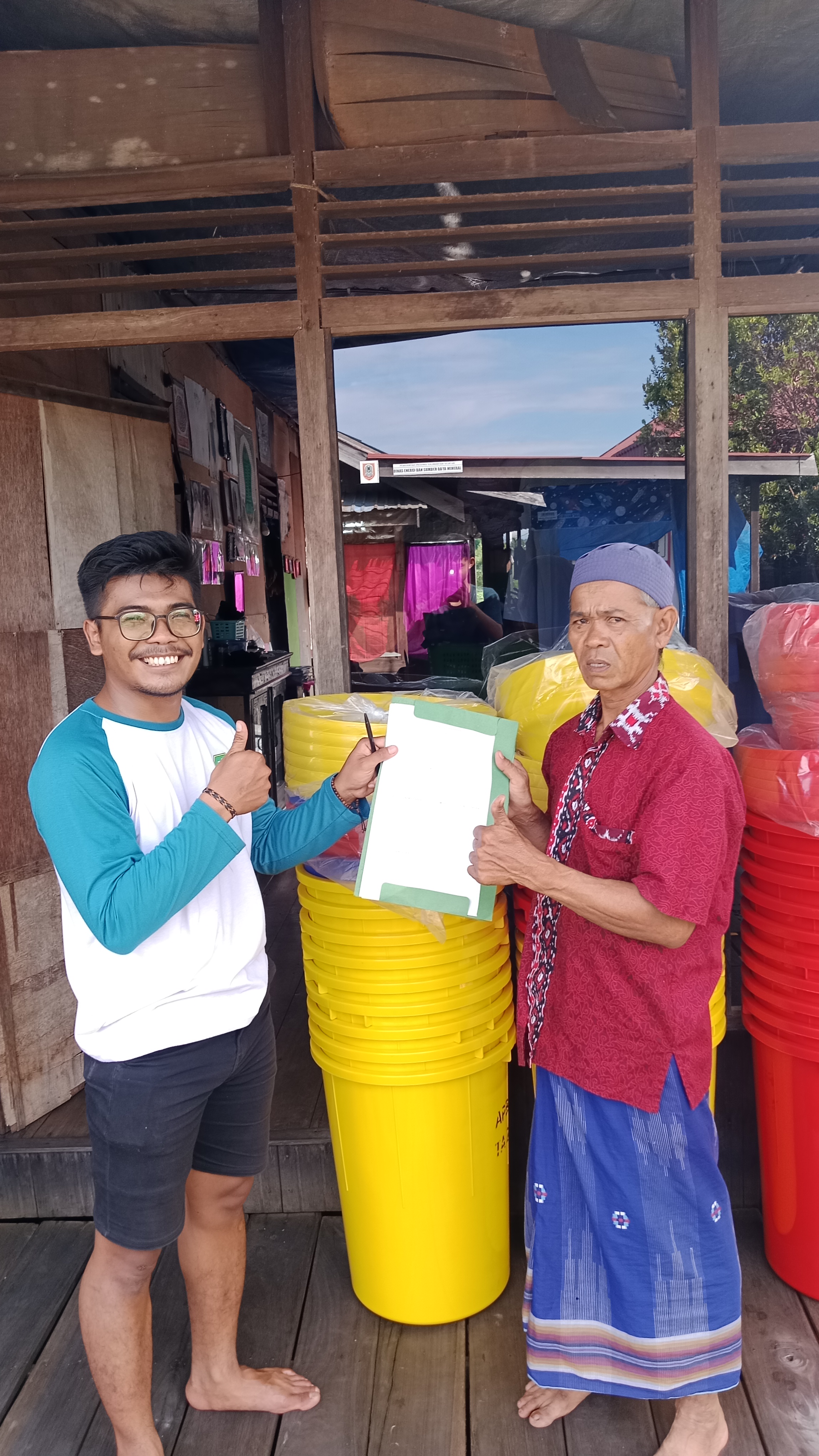 Serah Terima Tempat Sampah Kepada Ketua RT Untuk Dibagikan Kepada Masyarakat Desa Candi Laras