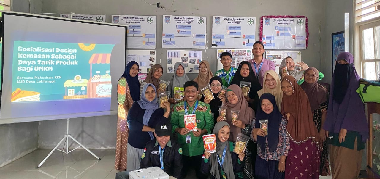 Sosialisasi Desain Kemasan sebagai Daya Tarik Produk bagi UMKM bersama PKK Desa Loktangga dan Mahasiswa IAID Martapura