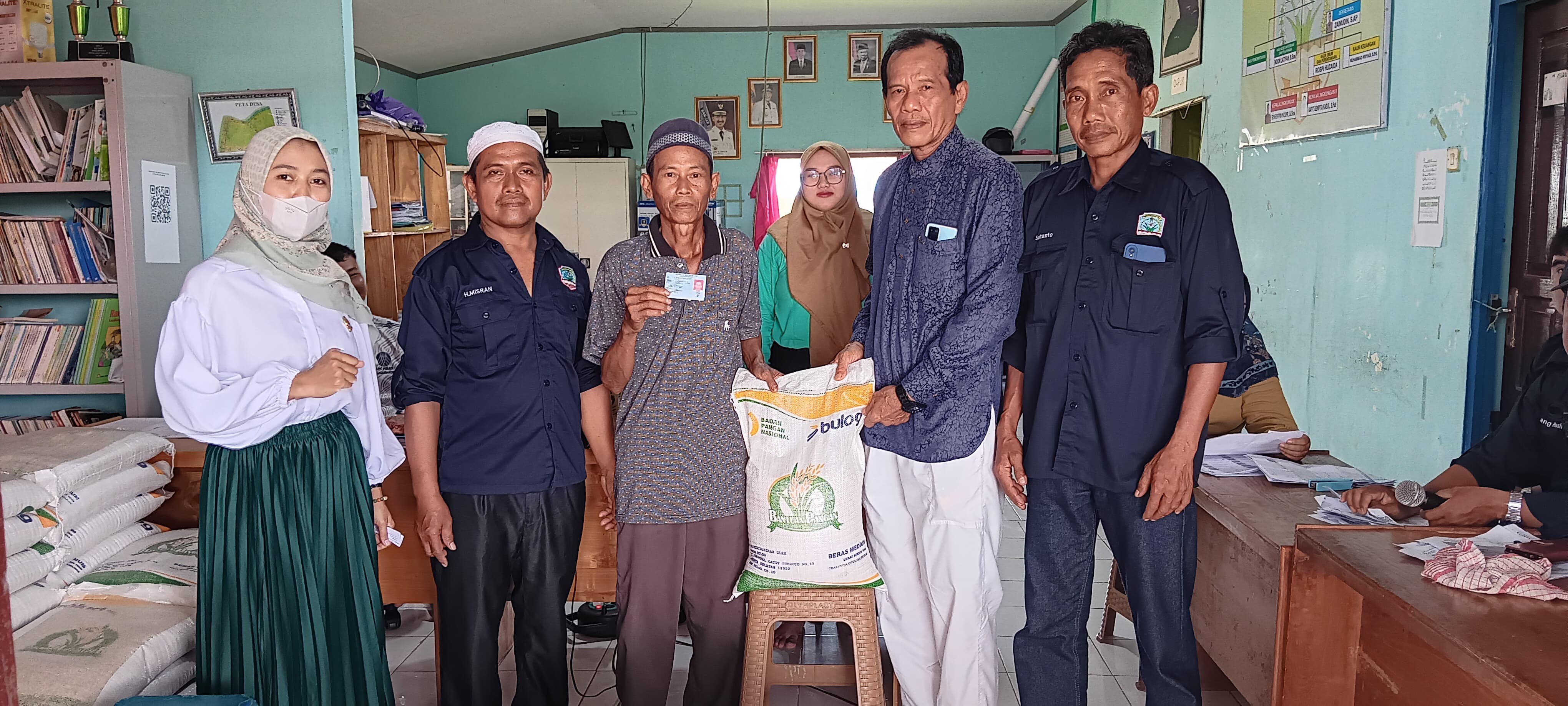 Pembagian Beras BULOG Kepada Warga Masyarakat Desa Sungai Bakung Yang Layak Menerima Bantuan