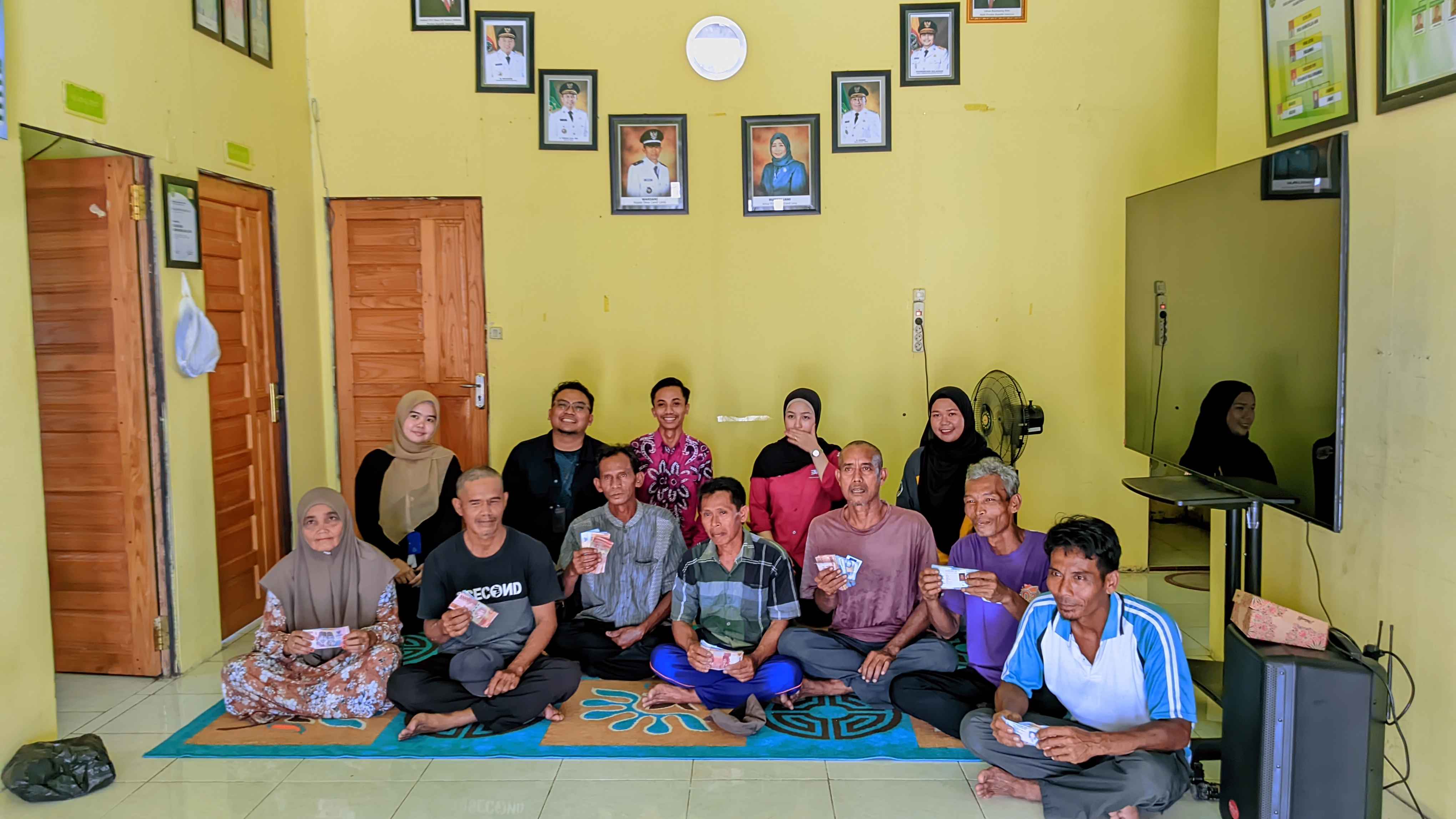 Penyaluran Bantuan Sosial Dari Kantor Pos Untuk Warga Desa Candi Laras