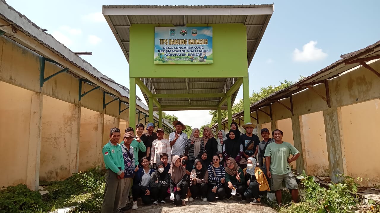 BERSIH-BERSIH LINGKUNGAN DESA SUNGAI BAKUNG BERSAMA MAHASISWA UNIVERSITAS SARI MULIA