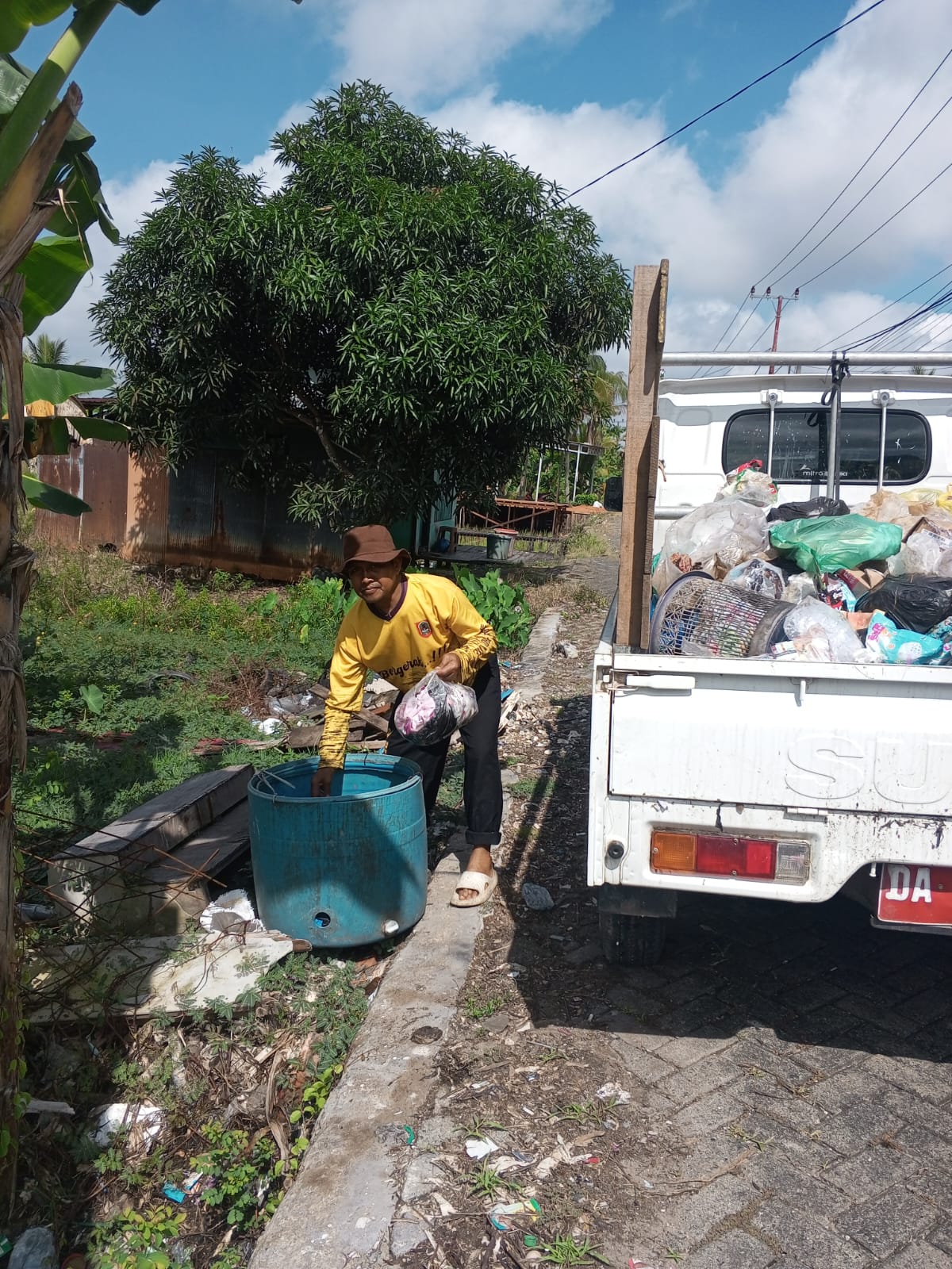 KEGIATAN KEBERSIHAN LINGKUNGAN DESA SUNGAI BAKUNG