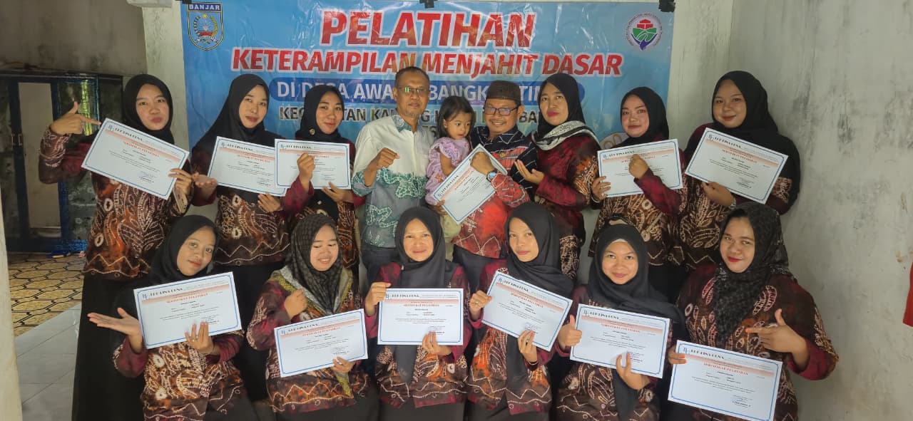 Penutupan Pelatihan Dasar Menjahit Tahap Pertama untuk Masyarakat dan Kader PKK Sekaligus Penyerahan Sertifikat untuk Peserta Menjahit