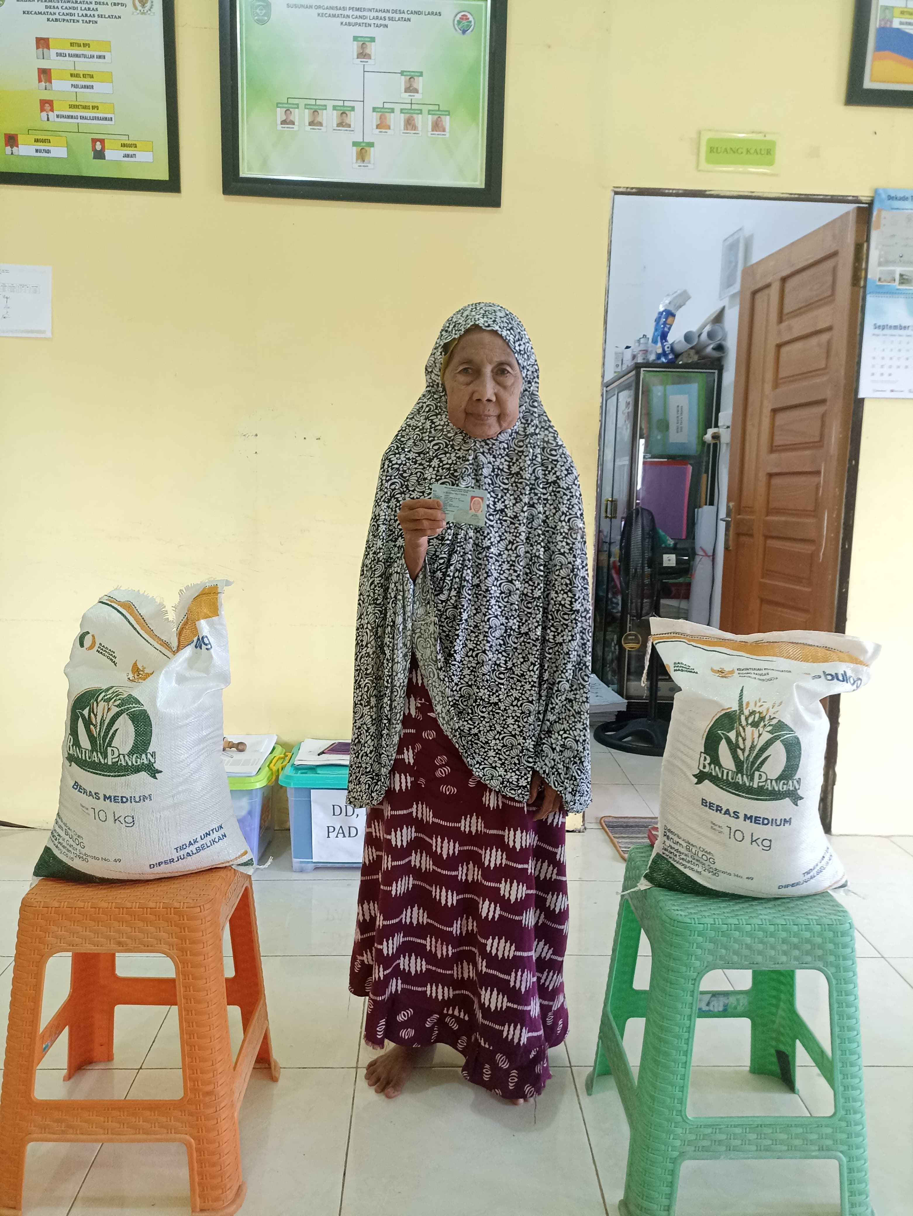 Penyaluran Bantuan Pangan Beras Bulog 2025 Desa Candi Laras Dari Badan Pangan Nasional