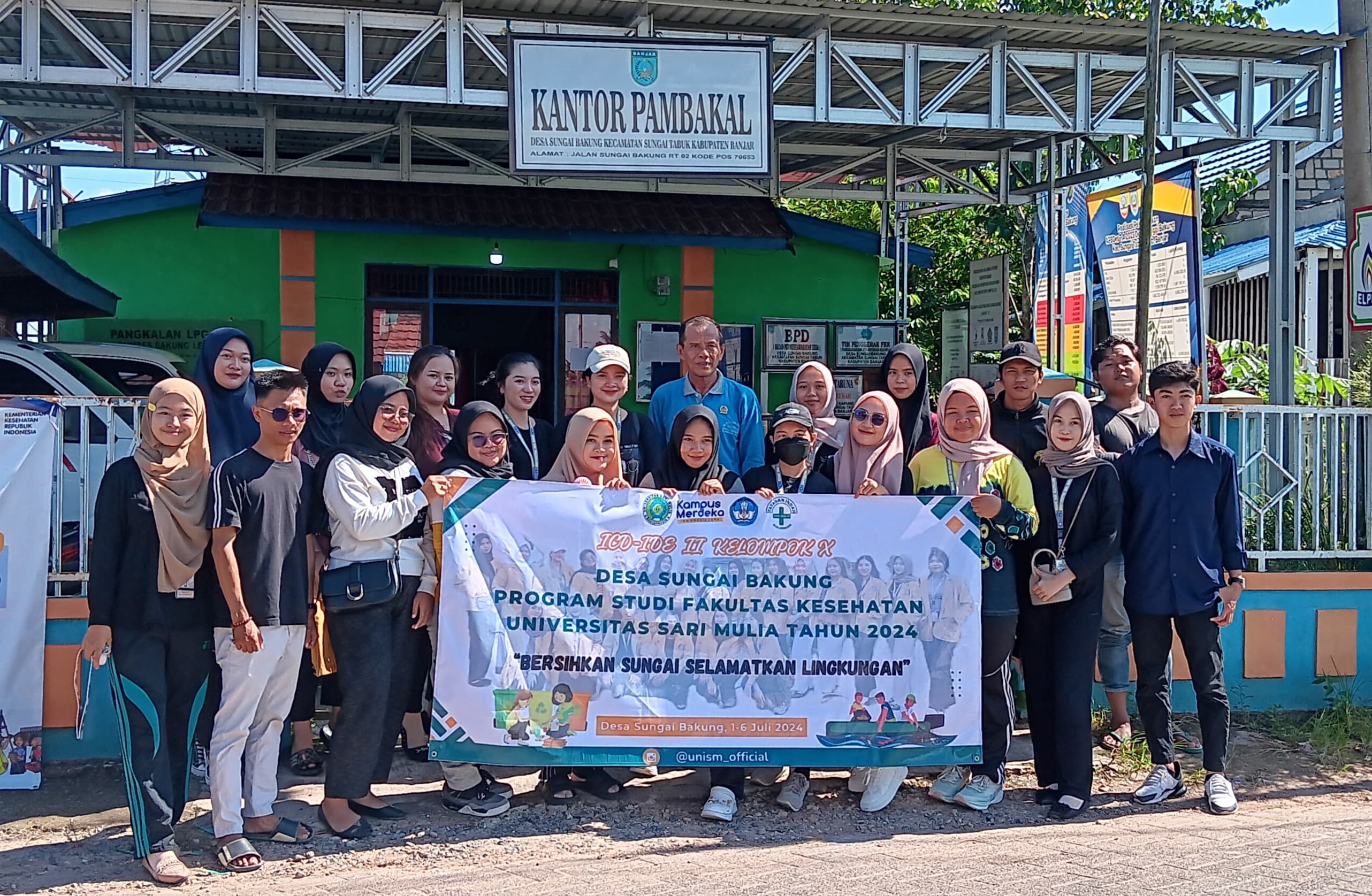 KEGIATAN BERSIH-BERSIH BERSAMA MAHASISWA SARI MULIA DI DESA SUNGAI BAKUNG 
