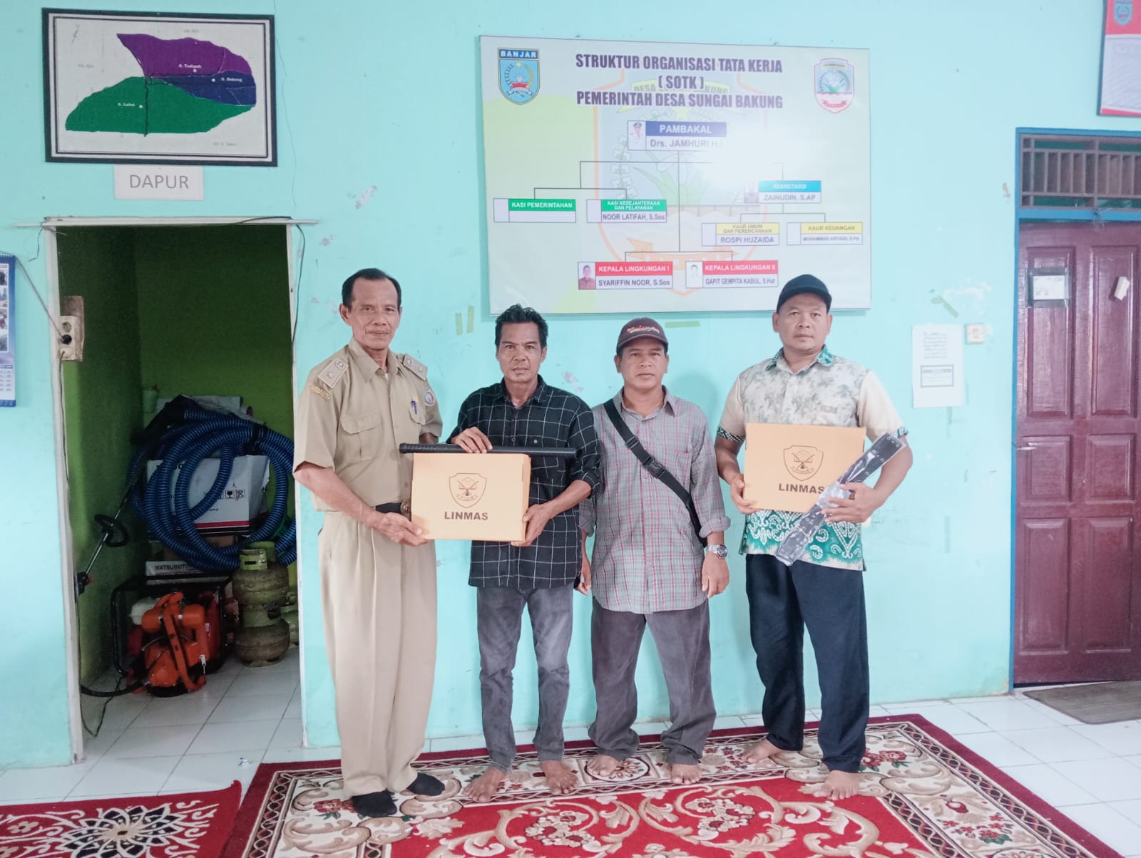 PENYERAHAN ATRIBUT LINMAS DESA SUNGAI BAKUNG