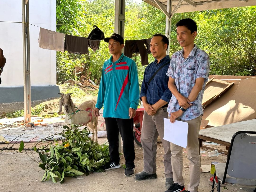 Penyerahan 1 ekor kambing dari PT.KIU kepada Kelurahan Binuang dalam rangka hari raya Idul Adha 1445 H