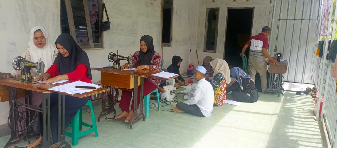 Pelatihan Menjahit untuk Masyarakat dan Kader PKK Desa Awang Bangkal Timur