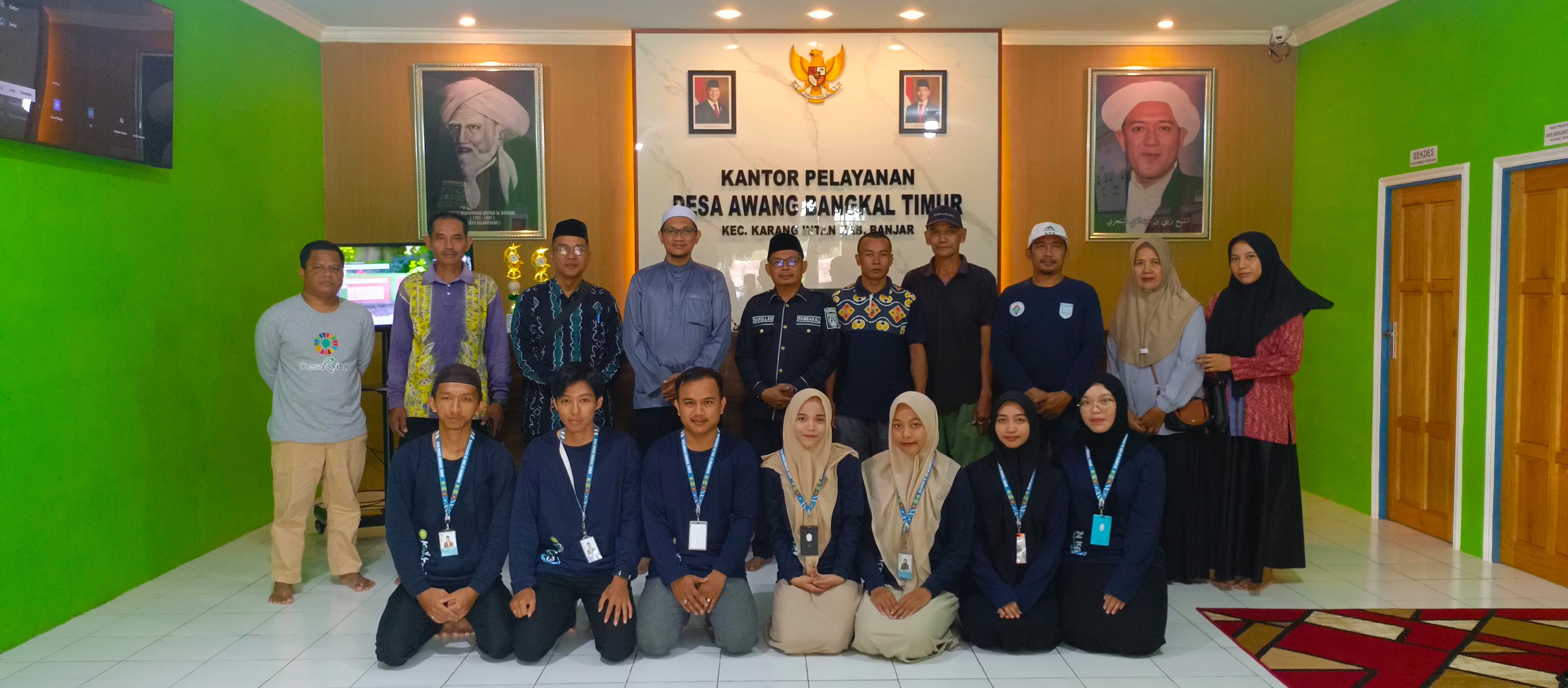 Penyerahan Piagam Penghargaan dan Memori Digital sebagai Tanda Terima Kasih KKN IAI Darussalam kepada Desa Awang Bangkal Timur