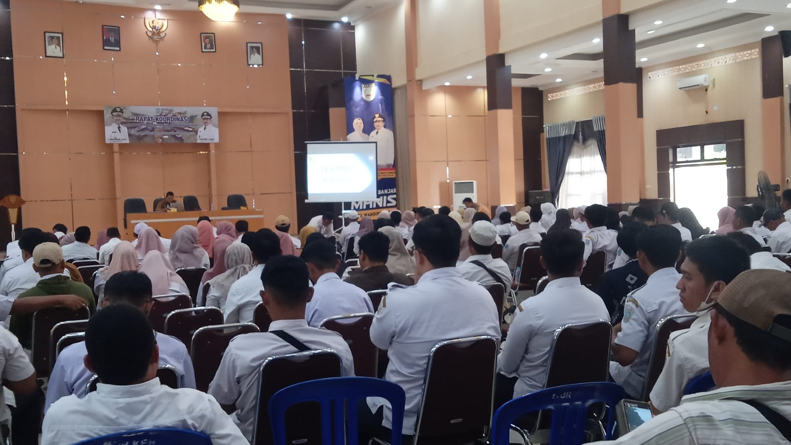 TINGKATKAN TERTIB ADMINISTRASI, PAMBAKAL KELILING BENTENG TENGAH MENGIKUTI KEGIATAN RAPAT KOORDINASI LAPORAN KEPALA DESA