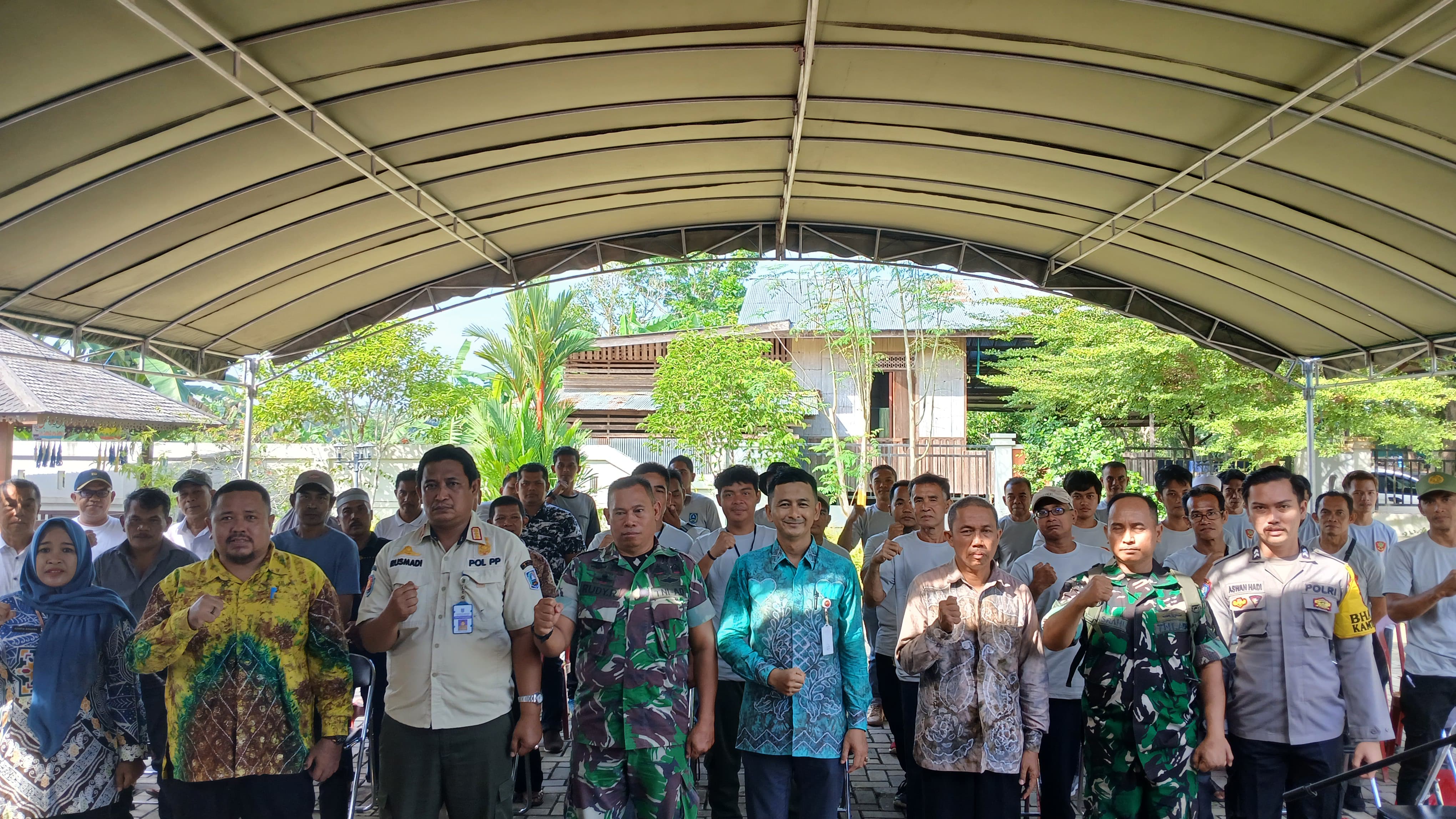 KOMITMEN UNTUK JAGA KETENTRAMAN DAN KETERTIBAN LINGKUNGAN, KELURAHAN JAMBU HILIR ADAKAN PELATIHAN LINMAS