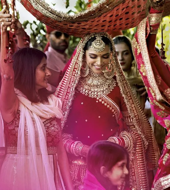 Hot Red Ensemble-like Deepika and Ranveer 