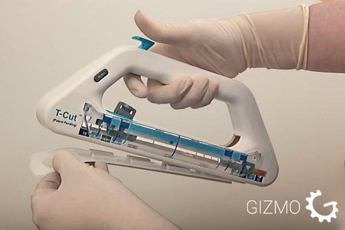 בתמונה: מכשור רפואי ייחודי, המסייע במהלכם של ניתוחים קיסריים. פותח בחברת "גיזמו הנדסה", על פי רעיונו של הממציא, דרור ארנון.
