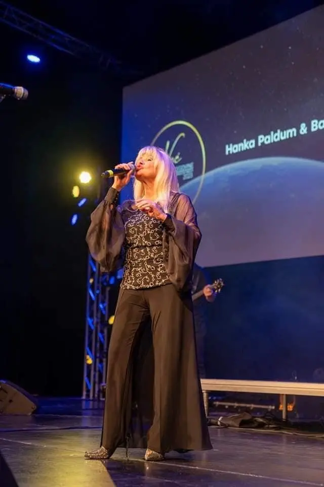 https://storage.googleapis.com/glam-blam/glamblam/hanka%20Na%20sceni%20u%20Frankfurtu.jpg.webp