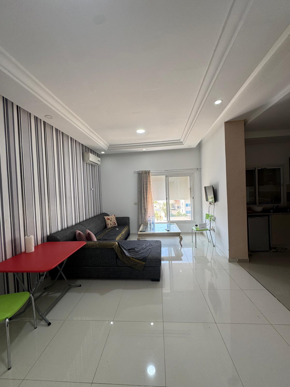 S+1 meublé avec balcon vue sur rue — centre-ville de Siliana