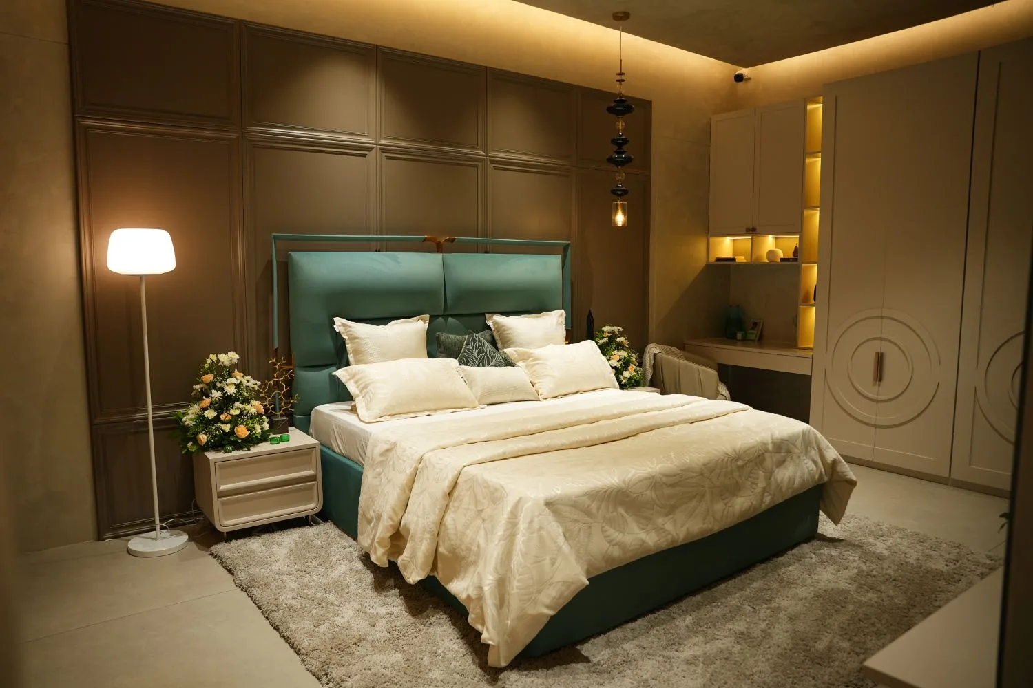 Luxe Galleria — image 13
