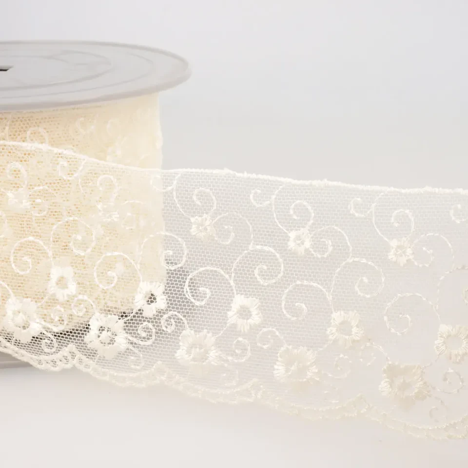 Broderie op tule - ecru 51