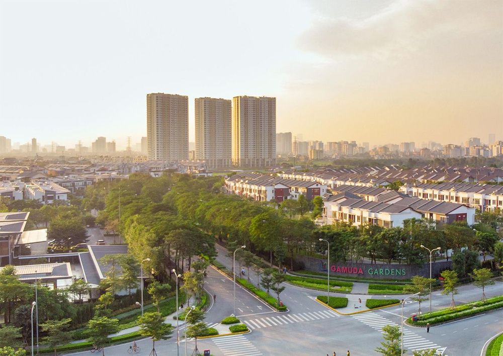 Cổng khu đô thị Gamuda Gardens ở Hoàng Mai, Hà Nội, nhìn từ trên cao với dãy nhà liền kề và ba tòa căn hộ phía sau