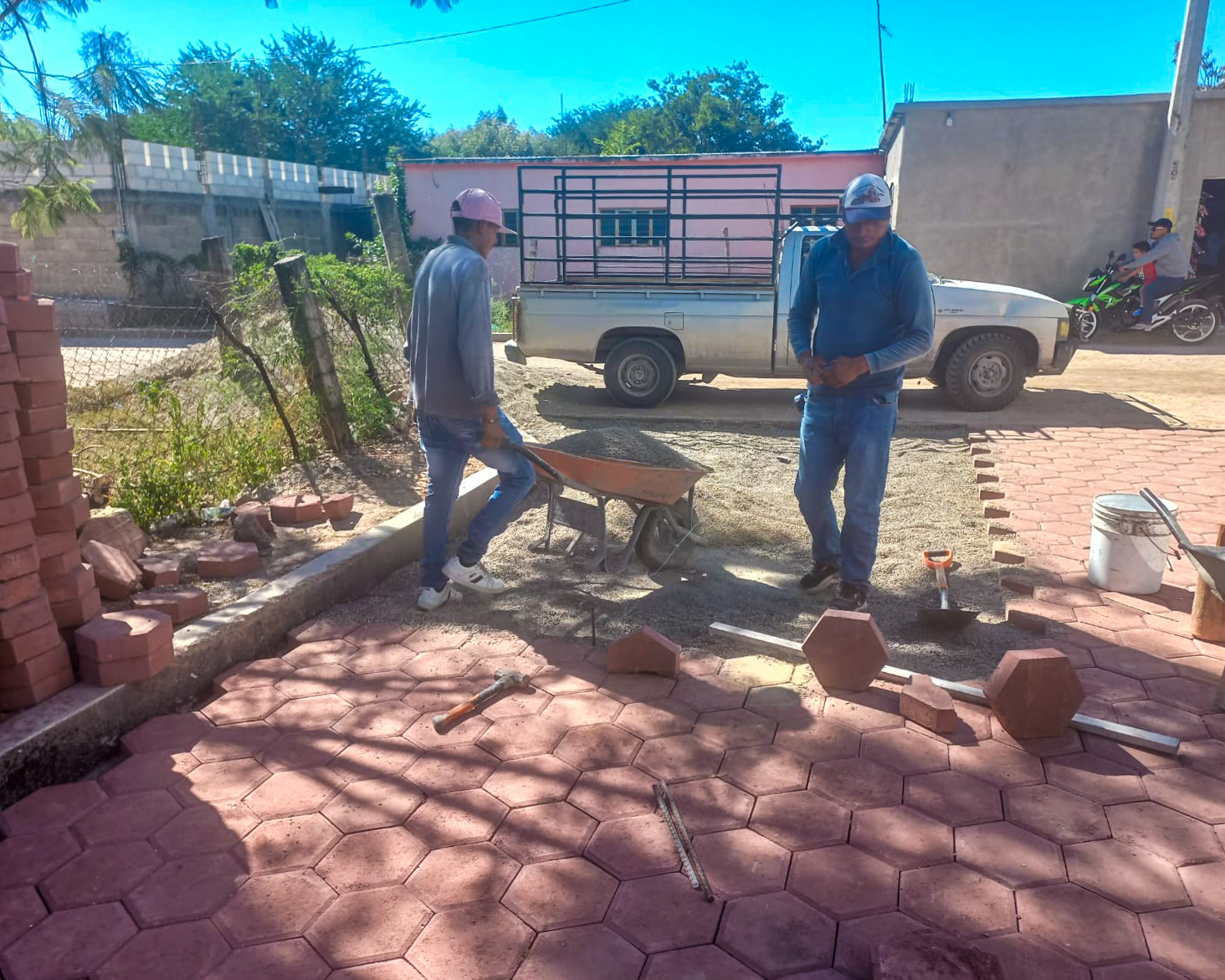 Construcción del adoquinamiento en la calle Matamoros