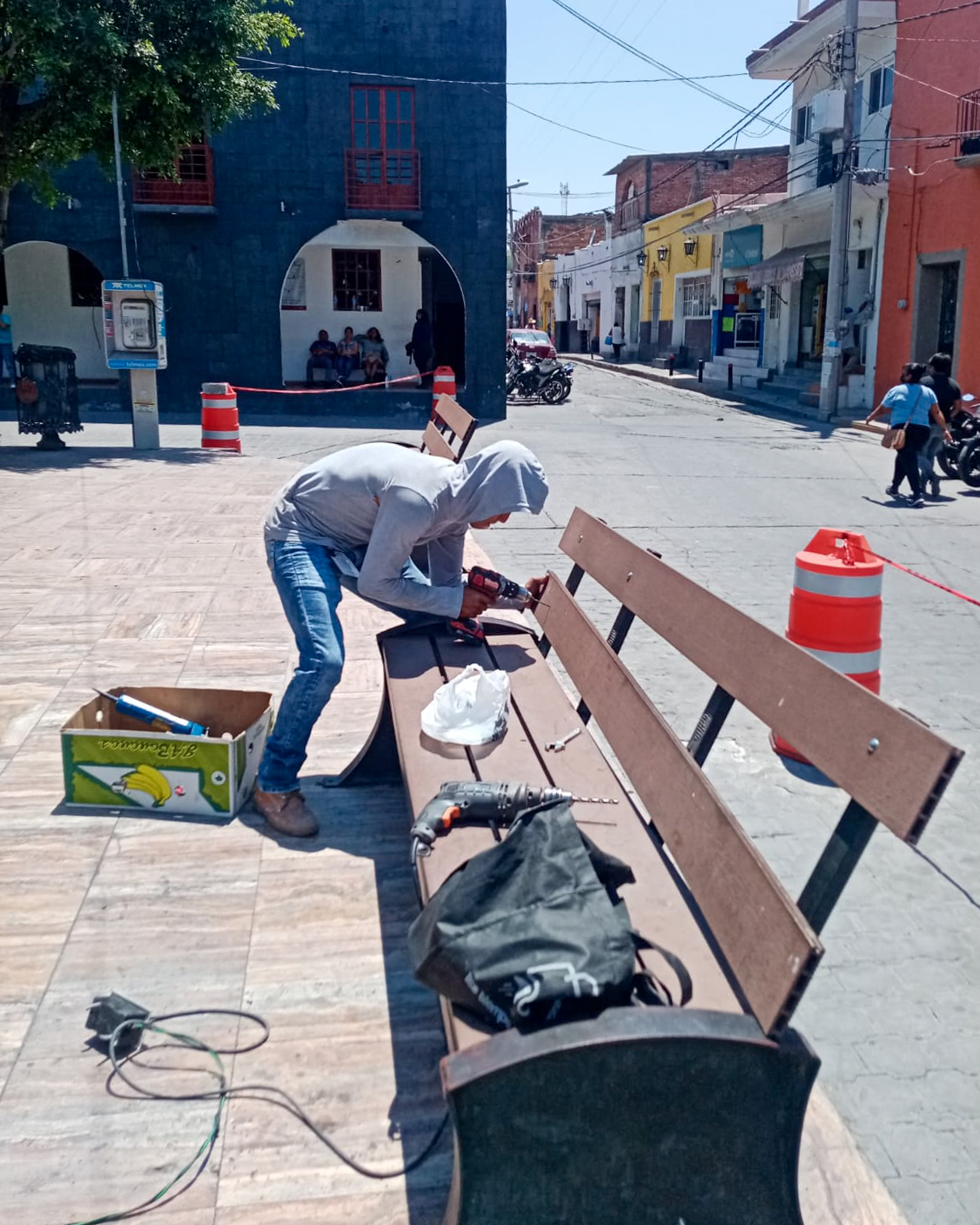 Reparación de bancas del Parque Municipal