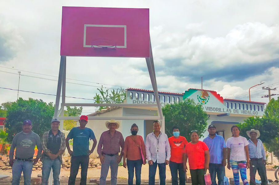 Entrega y colocación de tableros de Basquetbol