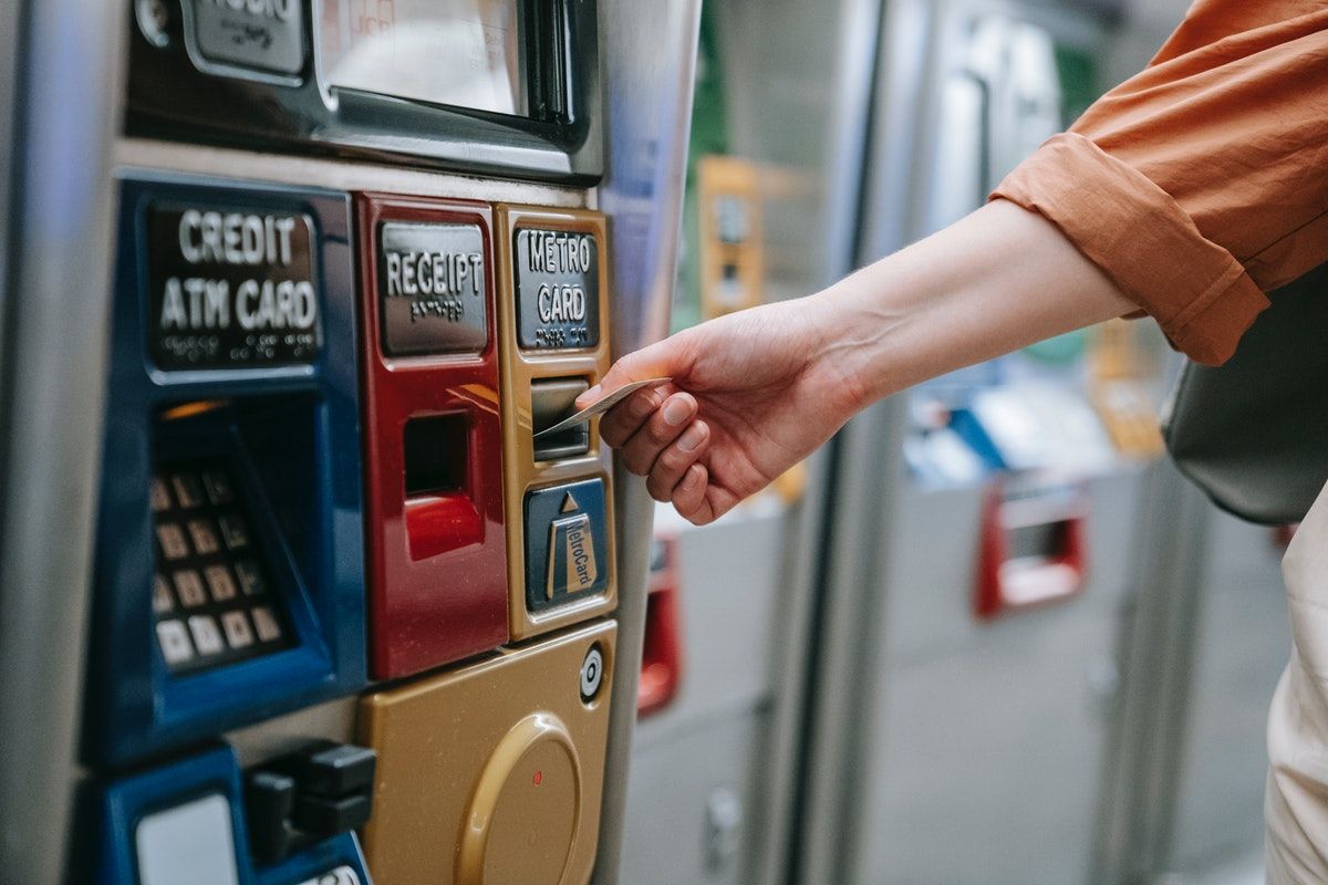 Mudah, Begini Cara Mengambil Uang di ATM BCA