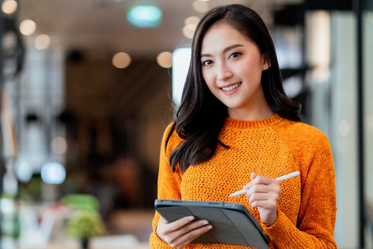 smart-confidence-asian-female-startup-entrepreneur-small-business-owner-businesswoman-wear-smart-casual-cloth-smile-hand-use-tablet-woking-inventory-checking-showroom-office-daytime-backgroun