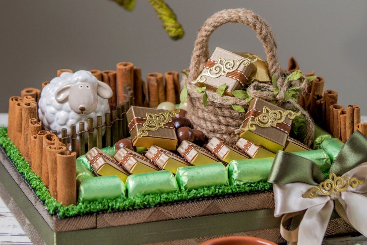 beautiful-sweet-chocolate-basket-table