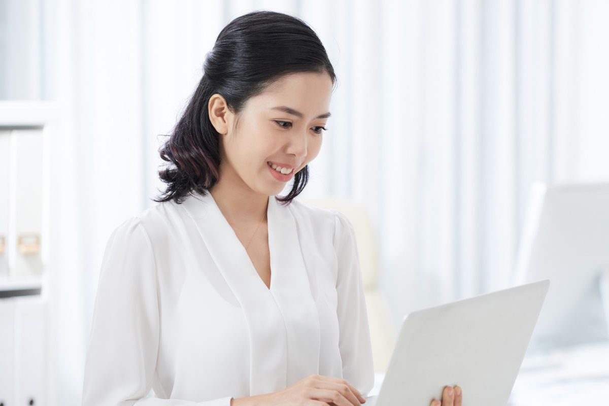 charming-ethnic-businesswoman-using-laptop