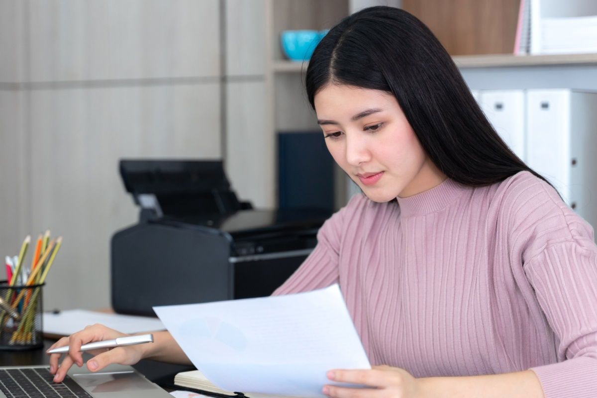 lifestyle-beautiful-asian-business-young-woman-using-laptop-computer-smart-phone-office-desk