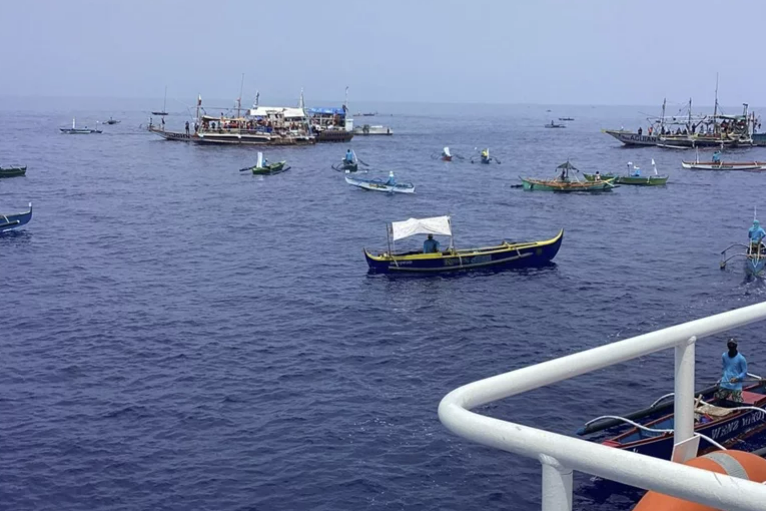 数十艘菲律宾渔船赴黄岩岛抗议。据悉，菲律宾海岸警卫队也派出三艘巡逻船和一架轻型飞机进行远距离监视