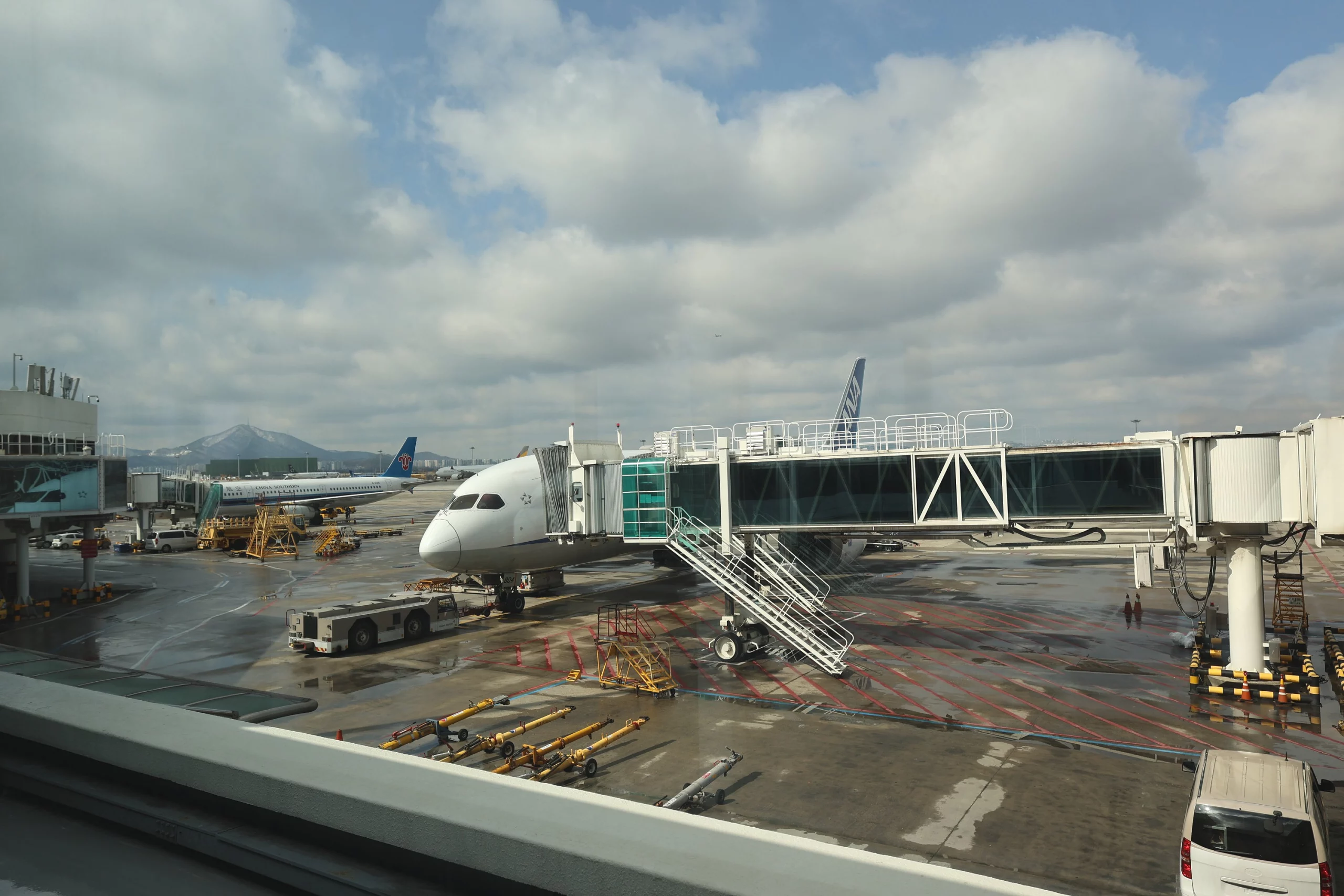 ANA NH864 boarding gate at Gimpo