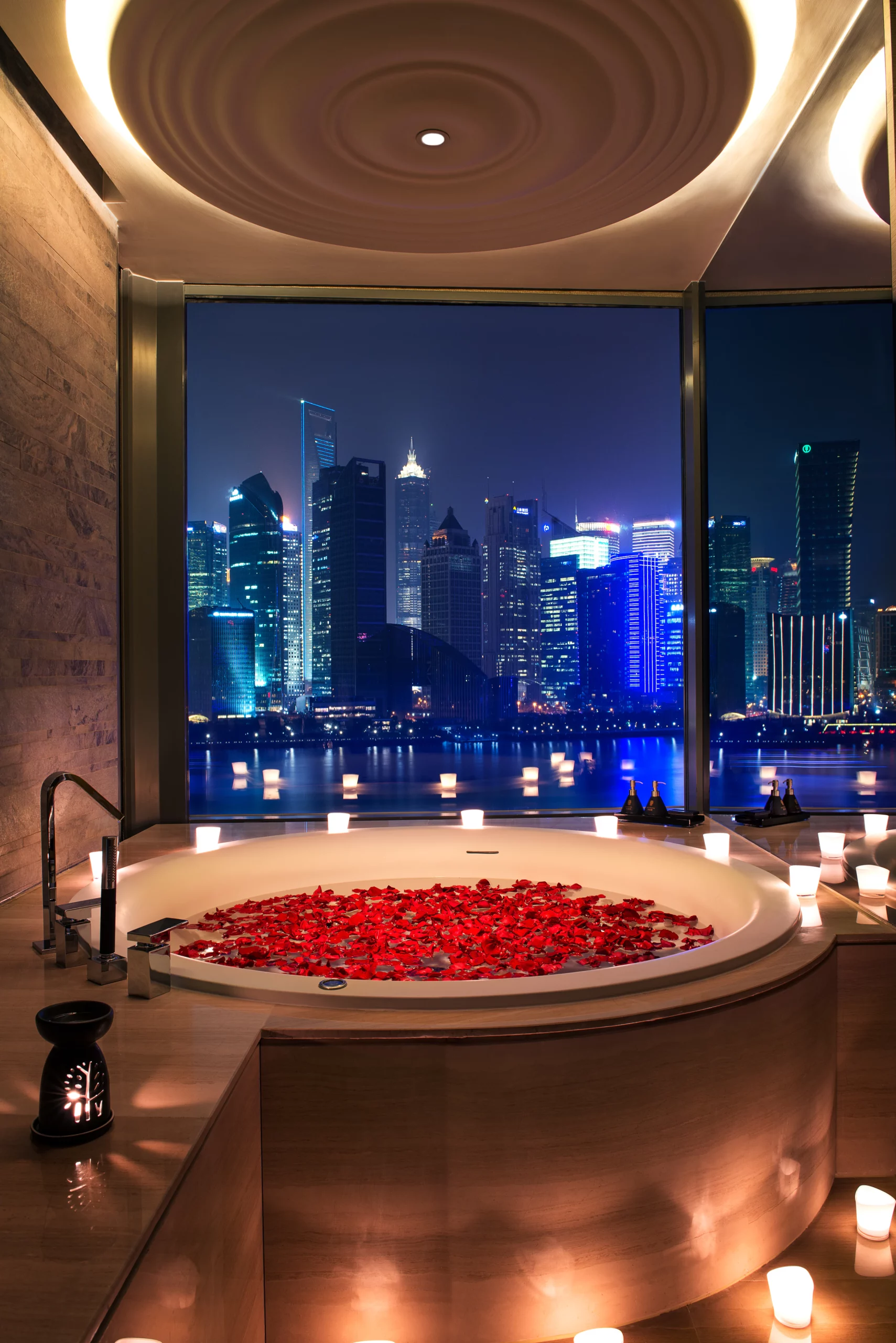 Romantic Pool room with river view