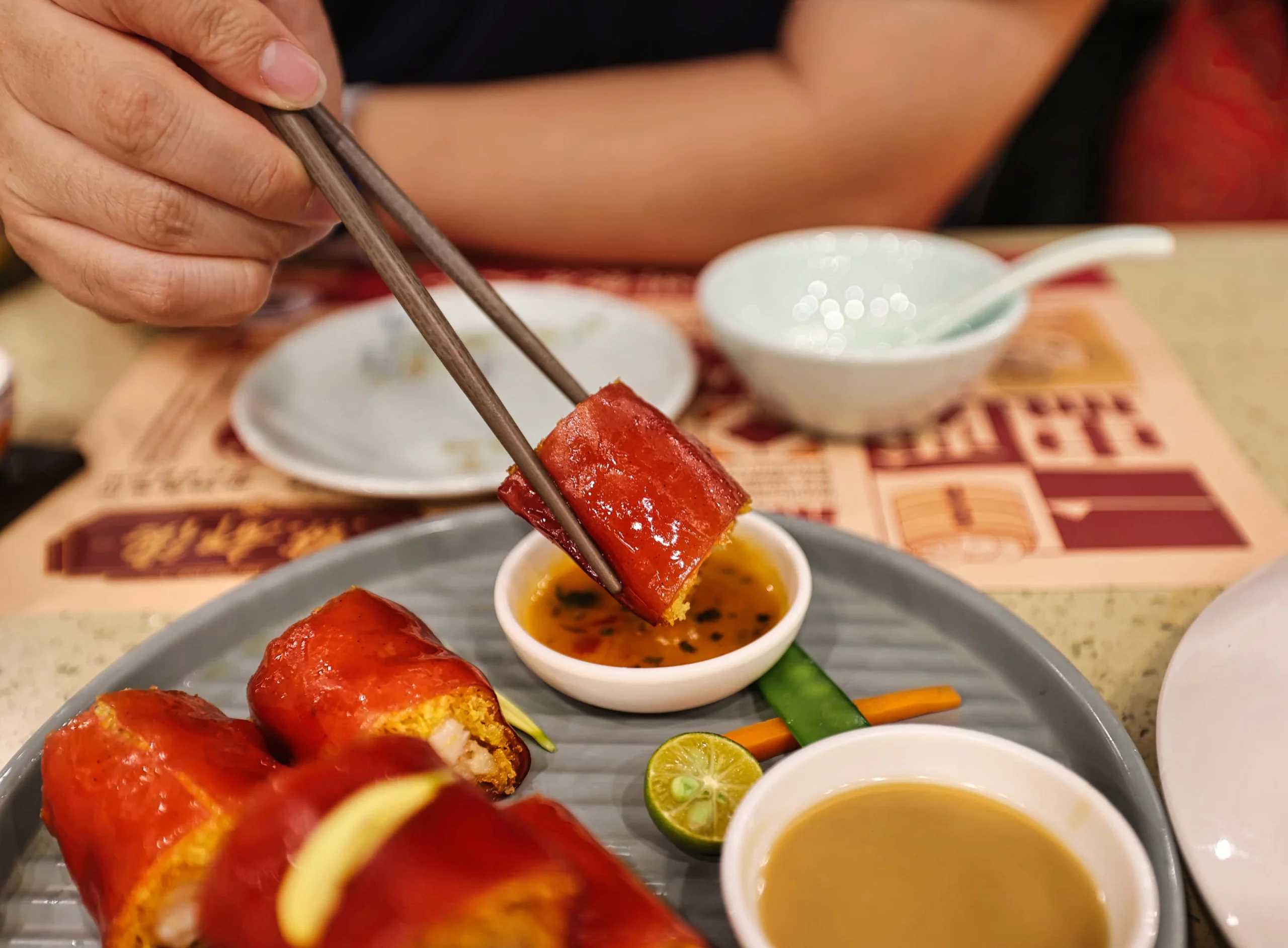 Hongmi Changfen served with two different dipping sauces